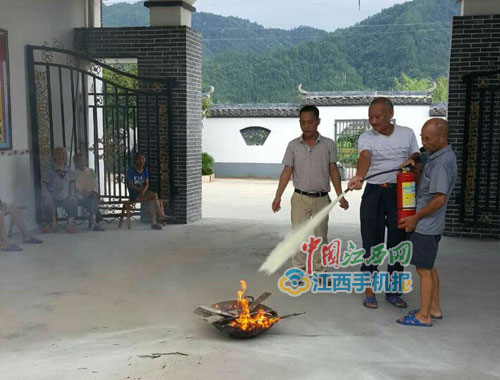 銅鼓縣農(nóng)村敬老院開展消防安全演練