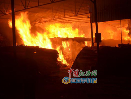 毛竹廠火光沖天 宜春袁州消防火速撲救